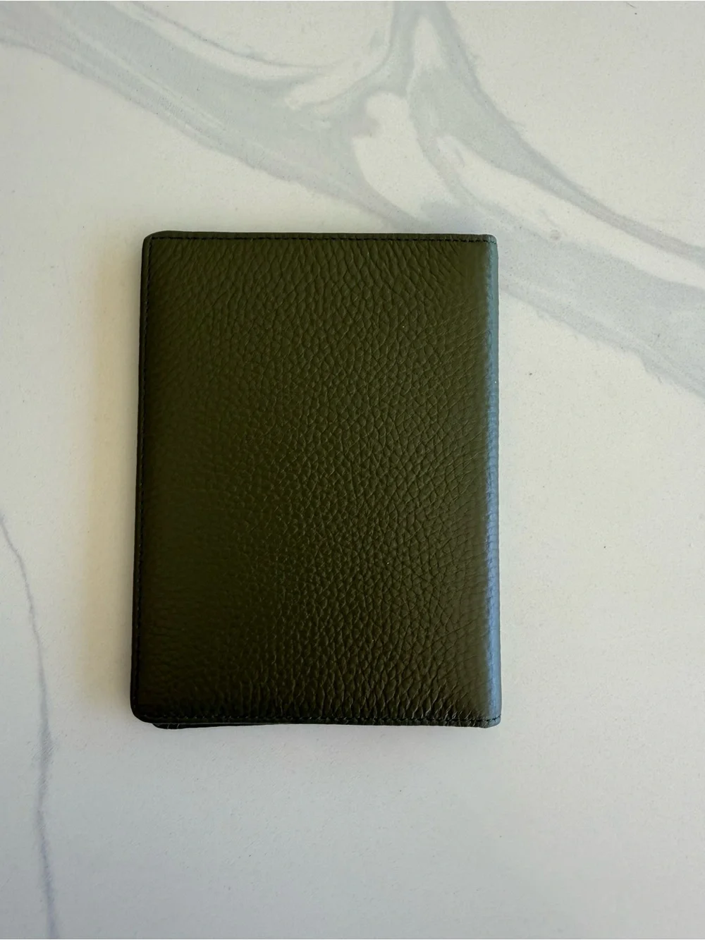 Classic Men's NWOT Leather Card Key Passport Holder Wallet Olive Green